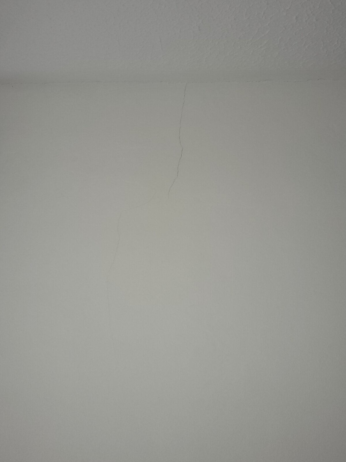 Cracks on wall? | DIYnot Forums