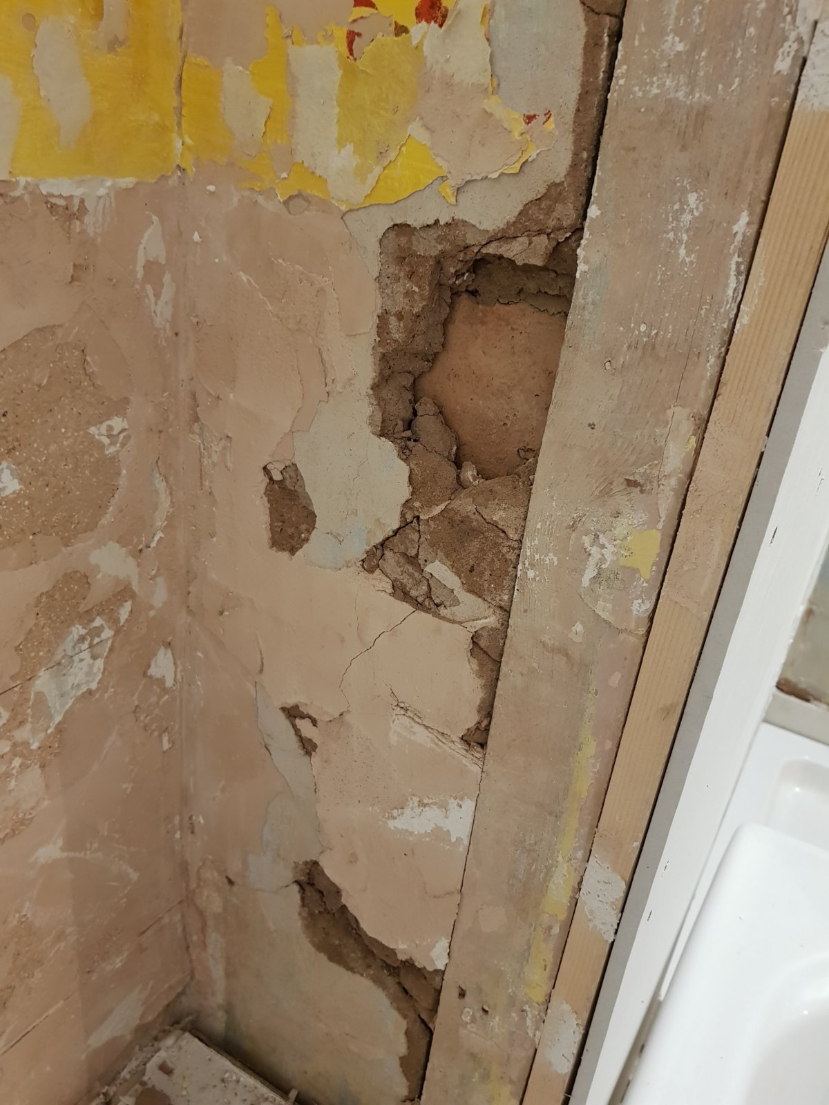 Need to fill plaster back to the brick on chimney breast | DIYnot Forums