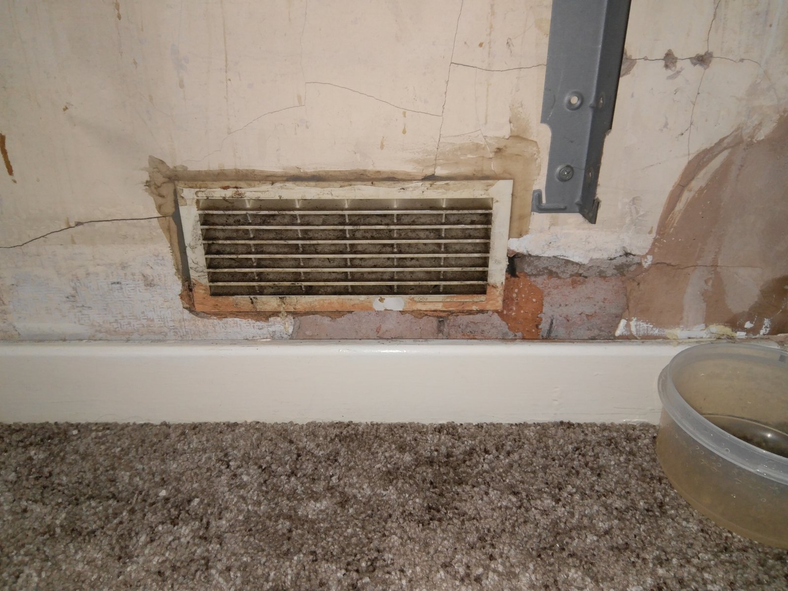 Can I remove wall vent and how? | DIYnot Forums