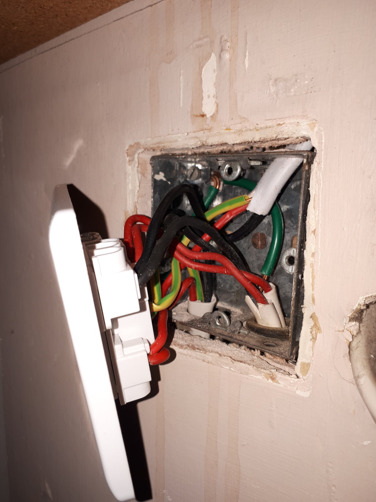 Sockets circuit on one floor tripping DIYnot Forums