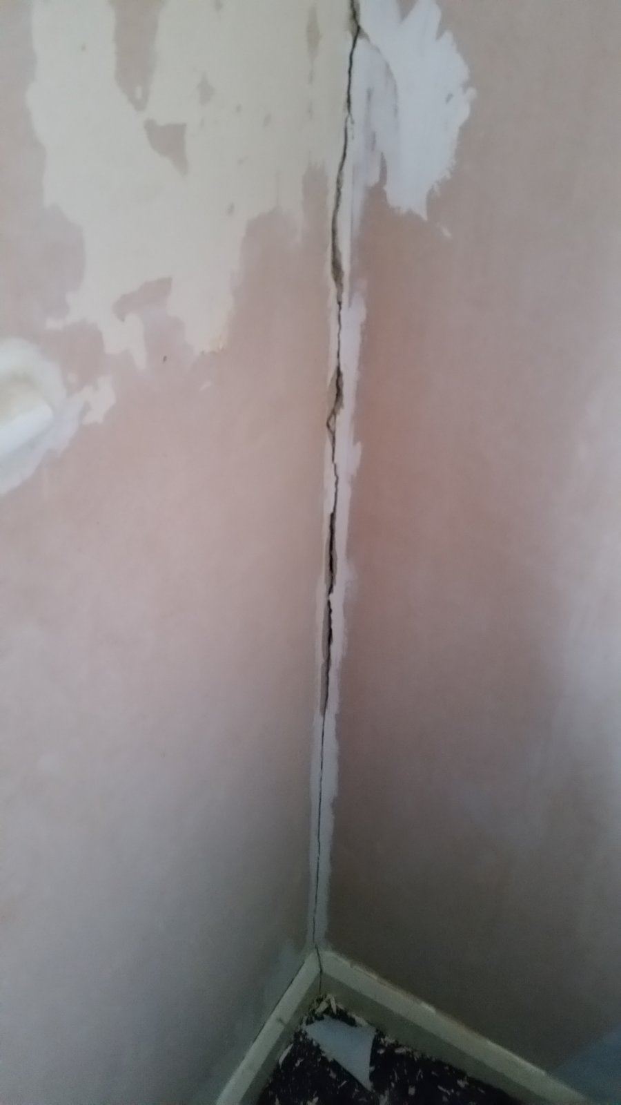 Crack in wall - how serious is this? | DIYnot Forums