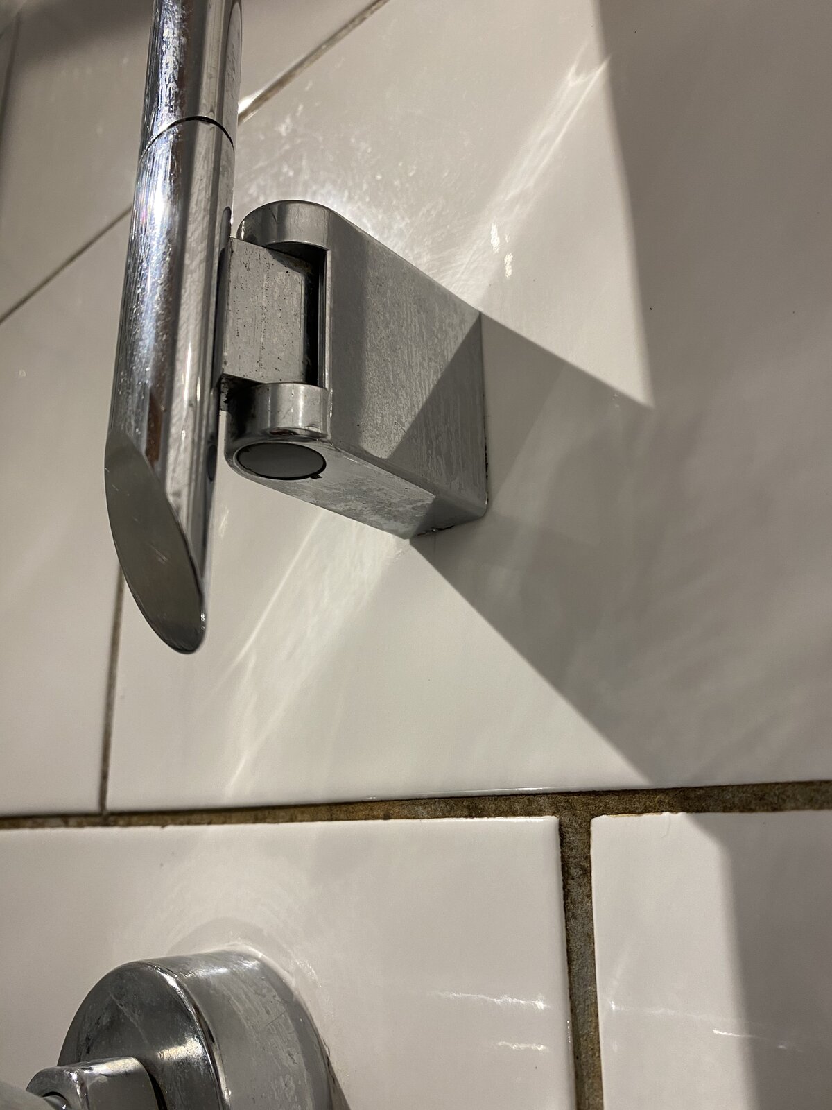 how to remove shower rail | DIYnot Forums