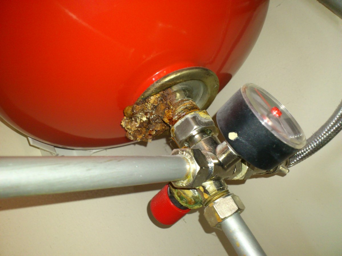 low-hot-water-pressure-varem-expansion-vessel-leaking-diynot-forums