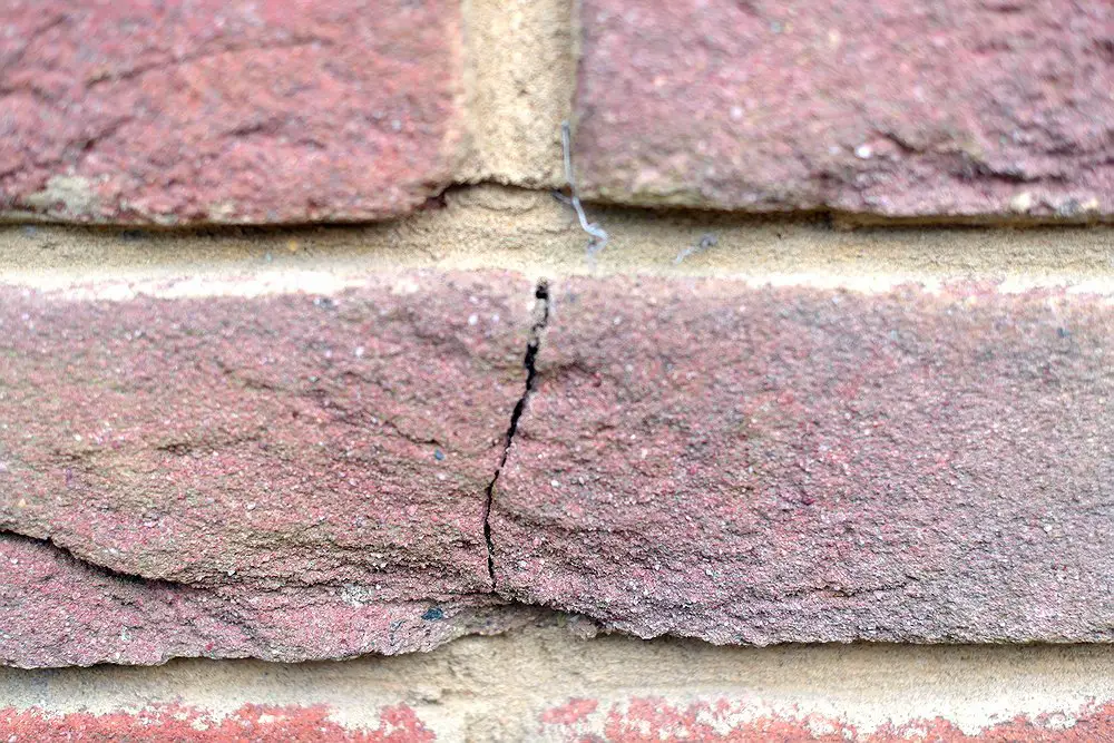 Cracked exterior bricks | DIYnot Forums