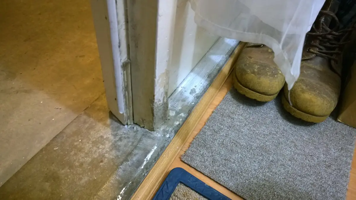 Loose door frame, how to fix?? | DIYnot Forums