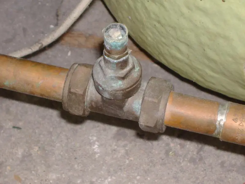 unidentified valve on DHW tank return